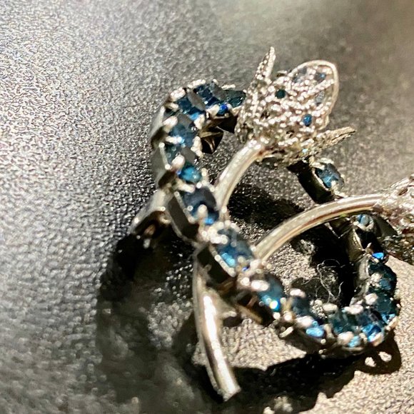 Vintage Faceted Glass Stones Prong Set Filigree Wreath Costume Brooch Pi… - Picture 5 of 9